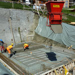 Baugrube und Betonplatte.