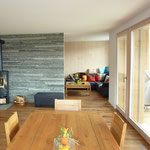 Wohnbereich OG mit Fensterfront.