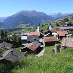 Dorf Morissen, im Hintergrund Pez Ault Massiv