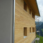 Westfassade oberer Teil aus Holz.