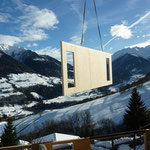 Montage der ersten Holzelementen im November 2014.