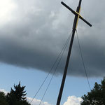 Das Gipfelkreuz auf dem Kreuzberg, dem heiligen Berg der Franken.