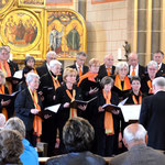 Der Kirchenchor unter der Leitung von Eberhard Hohn, am Klavier Karsten Huschke.