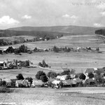 Blick über Wassersuppen und Roidlmühle auf Neubäu und Mauthaus. Rechts oberhalb des Kamins sieht man die Neubäuer Kapelle. Am Bildrand die Häuser von "Neu-Neubäu" oder Trutschlariad.