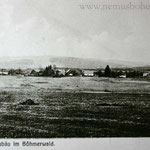 Neubäu-Novosedly. Oben rechts die Schule von Mauthaus, daneben die Wirtslinde.