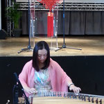 Madame, Harlay-Wang Wei (Musicien d'instrument traditionnel chinoise "GUZHENG")