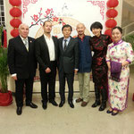 左起(协会男歌唱家ROMERO Alain.钢琴家Maxime Georges.中国驻斯特拉斯堡总何彦军总领事.协会会长宗淼先生.协会理事长亢华女士.古筝演奏王薇女士.
