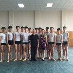 Vladimir ISSAEV 先生与北京舞蹈学院芭蕾舞系主任邹之瑞女士和舞院学生