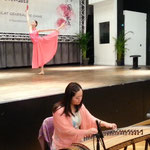 Madame, Harlay-Wang Wei (Musicien d'instrument traditionnel chinoise "GUZHENG")et Mademoiselle, Valeria Quintana Velasquez  (Artiste Danseuse)