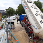 Extensive Dachbegrünung Dachsubstrat aufgeblasen mit Silofahrzeug  Garten- und Landschaftsbau Gröne Dachbegrünung