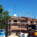 Dachbegrünung Mehrfamilienhaus Garten- und Landschaftsbau Gröne Substrat in Big Bags