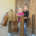 Die Kinder lieben unser Holzpferd