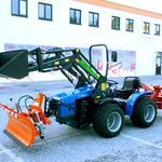 ecopard Allradtraktor mit Schneeschild, Frontlader und Mähwerk