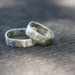 (11) Mokume Gane Ringe aus Silber und Palladium in eckiger Form mit Brillant