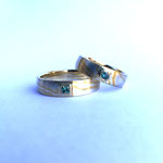 Mokume Gane aus 935er Silber und 900er Gold. Beide Ringe mit blauen Diamanten.