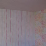 Kinderzimmer mit einer Mustertapete tapeziert.