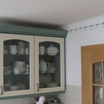 Küchengestaltung mit Modellierputz und Schablonierung an den Wandflächen und dekorativen Zierprofil.