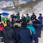 月山スキー場オープンの祈願祭左手奥にロッヂやつなみが！