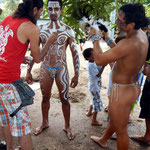 ...und gleich daneben werden die Tänzer der Rapa Nui-Gruppe für ihre Tanzvorführung bemalt.