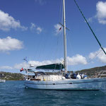 ...und geniessen dann um so mehr die Aufenthalte in den Ankerbuchten, wie zB hier nach meiner erfolgreichen Atlantik-Überquerung am 21.3.2014, hier vor meinen Freunden der SY Silence, in Falmouth Harbour/Antigua!