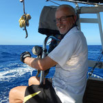...etwa 60 Meter Leine mit einem Octopus-Köder ausrauschen. Aber ich bin es mir gewohnt und das Lachen vergeht mir schnell, denn nach hartem Kampf über 30 Min. war ein sicher grösser Brocken der Sieger! Und ich verlor einen weiteren Köder samt Vorfach!