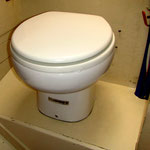 Am Tag drauf konnten wir die Toilettenschüssel wieder festschrauben. 