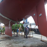 ...damit die Crew auch noch die Kiel-Unterseite primern und das Antifouling auftragen kann.