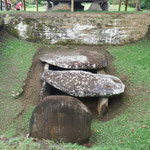 Wogegen der Sarkophag des verstorbenen Schamanen immer etwa 5m unter einem Erdhügel vergraben wurde.