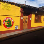 Der poppige Eingang ins Hostel "The Cranky Croc" in der Candelaria/Bogota. 