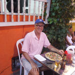 ...und geniesse in einem Restaurant an der Plaza Trinidad eine Pizza.