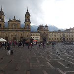 Auf der Plaza Bolivar von Bogota: Die Kathedrale mit Bischofssitz.