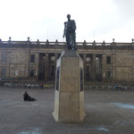 In der Mitte der Plaza die Statue mit Simon Bolivar.