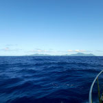 Und dann gut vier Stunden später kommt um 11.30 mit der Insel Huahine "Land in Sicht" und...