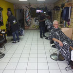 ...befindet sich der Coiffeur-Salon mit dem Namen C-Jam... 