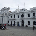 Zu einem ersten Rundgang in der "Weissen Stadt" von Popayan treffen wir uns um 15:00 auf der Plaza Mayor, um immer wieder die gleichen im kolonialen Stil erbauten Gebäude zu entdecken. Wie hier die pompöse Kathedrale... 