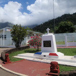 ...eine Gedenkstätte für in Kriegen gefallene Insel-Bewohner mit dem angrenzenden Gebäude der Gendarmerie.