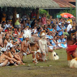 Ein letztes Mal wartet hier die Tanzgruppe aus Rapa Nui...  