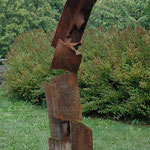 Sprung 2 Arbeit Nr. 03/2012 L 30 cm, H 190 cm, B 40 cm Stahlträger auf Plinthe