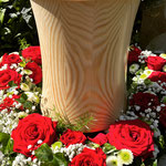 Urne mit Blumenkranz