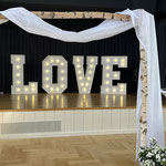 Love- Beleuchtete Buchstaben auf der Empore