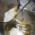 mehl, haferflocken, vanillezucker, backpulver - vermischen und zur buttermasse geben