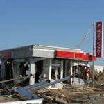 崩壊したレンタカー店。これは仙台空港の周辺。