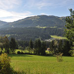 Blick vom Koglhof ins Tal auf Ellmau am Wilden Kaiser 