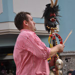 Ein Musiker mit der Teufelsgeige auf dem Knödelfest in St. Johann 