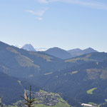 Blick zu den verschneiten Bergen Großglockner und Venediger 