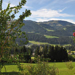 Blick vom Koglhof ins Tal auf Ellmau am Wilden Kaiser 