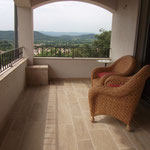 Terrasse couverte en Beauval finition brossée. Format longueur libre en bande de 20 - 30 - 40 cm