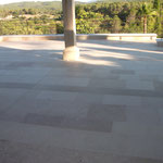 Terrasse extérieure en Massangis beige et clair finition brossée. Longueur libre en bande de 30, 40, 50 cm.