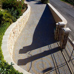 Couvertine droite et courbe en escalier en Massangis, épaisseur 5 cm, finition brossée. Chapiteau massif avec pointe de diamant.