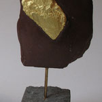 "Origo"  ( Marbre brun, andésite de Volvic, feuille d'or)  Hauteur 16 cm